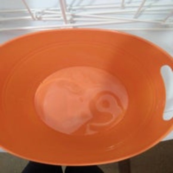 Lot of 34 Plastic round storage baskets and buckets for cleaning and organizing. - Picture 10 of 16